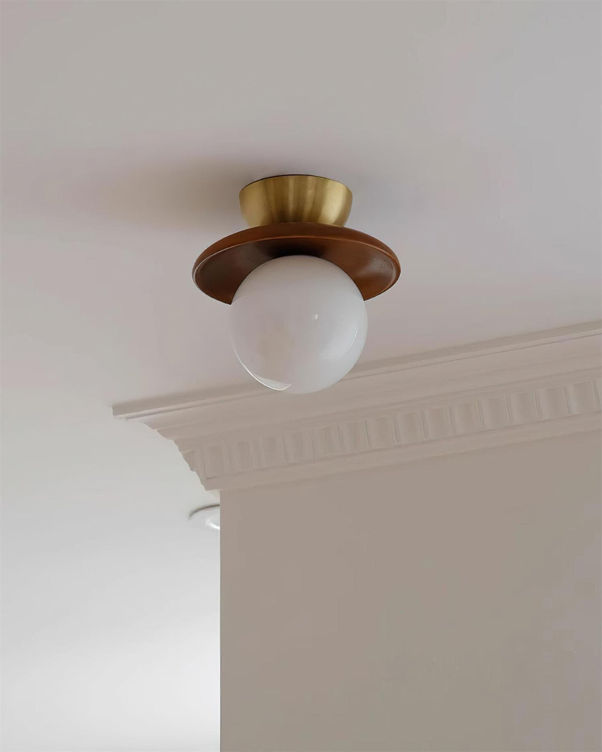 Brody plafondlamp van glas bolvormig opalglas messing walnoot