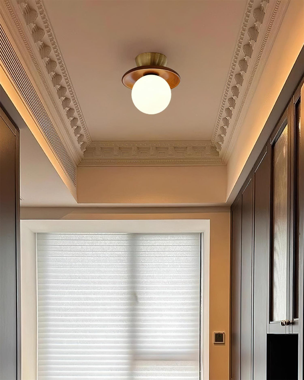Brody plafondlamp van glas bolvormig opalglas messing walnoot