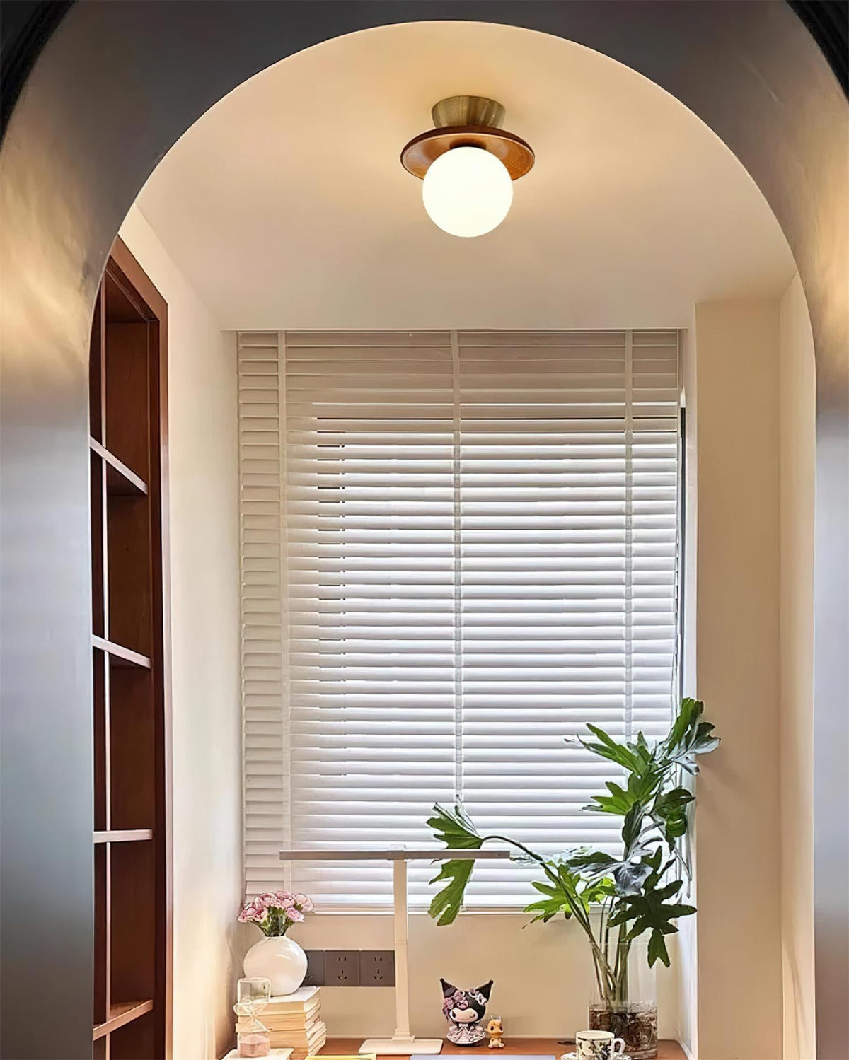 Brody plafondlamp van glas bolvormig opalglas messing walnoot