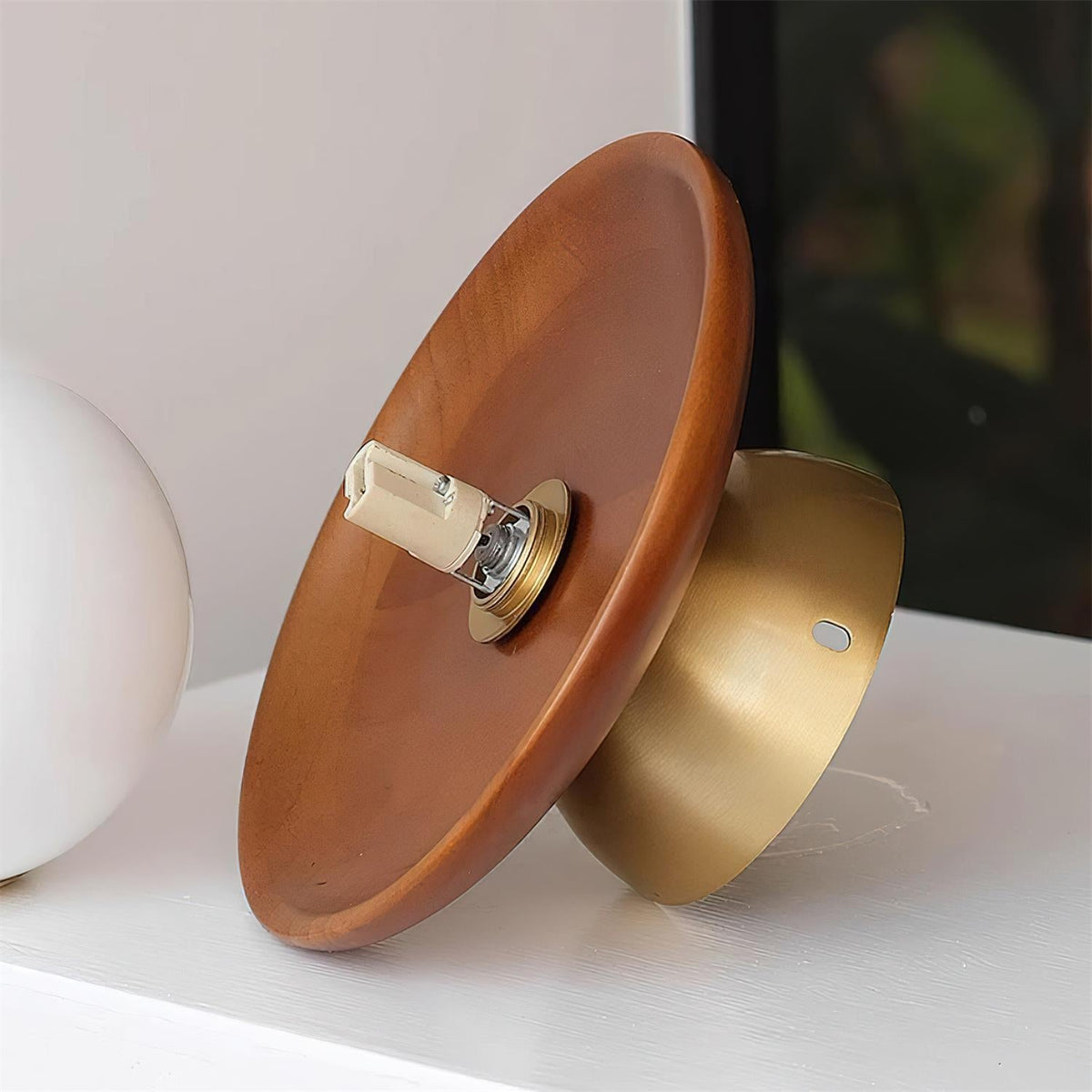 Brody plafondlamp van glas bolvormig opalglas messing walnoot