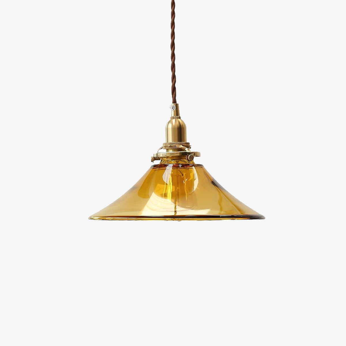 Pila hanglamp met amberkleurig glas en messing voor de eetkamer
