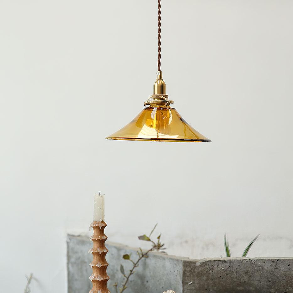 Pila hanglamp met amberkleurig glas en messing voor de eetkamer