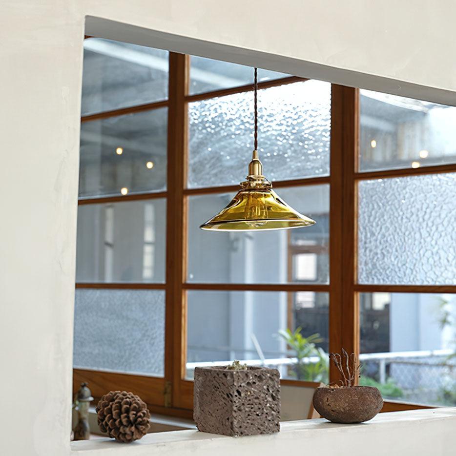 Pila hanglamp met amberkleurig glas en messing voor de eetkamer