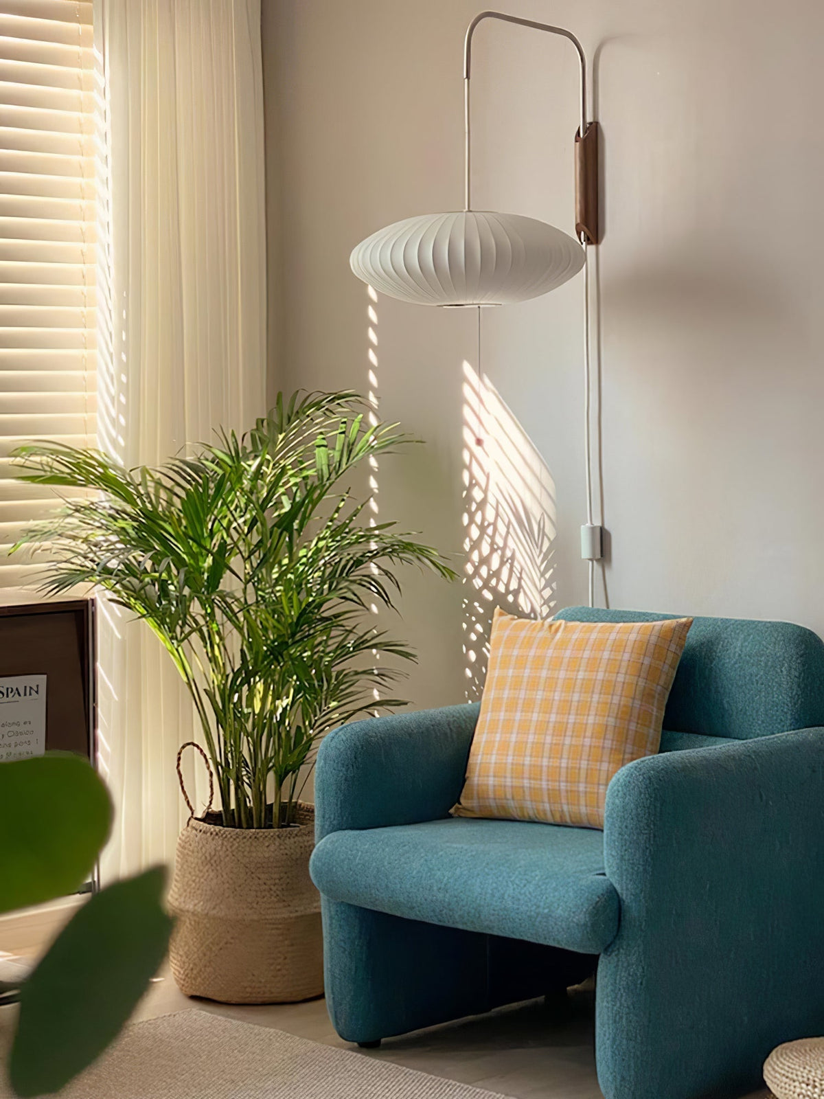 Aldinira wandlamp walnoot bal