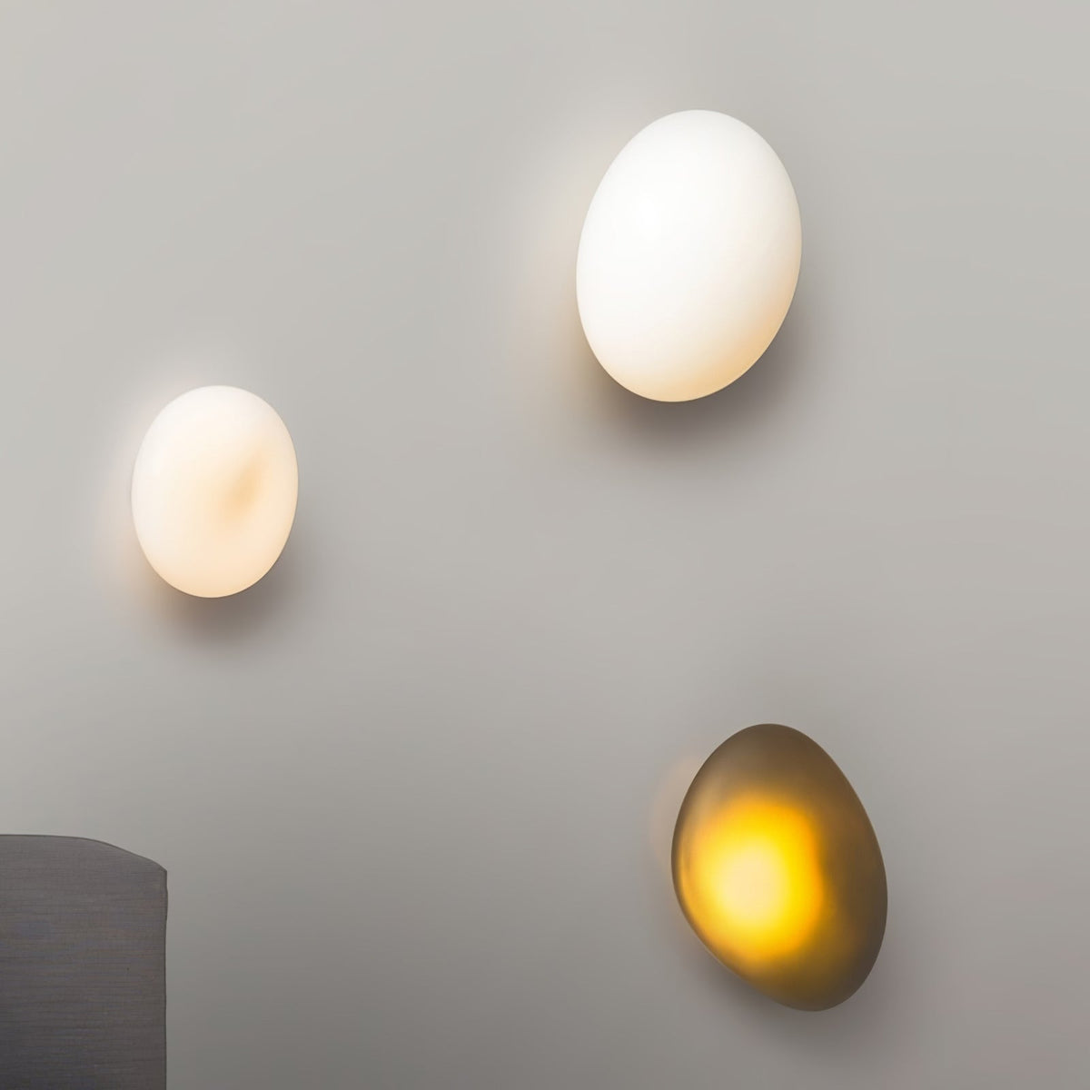 Eirinina wandlamp met bolvormig glas