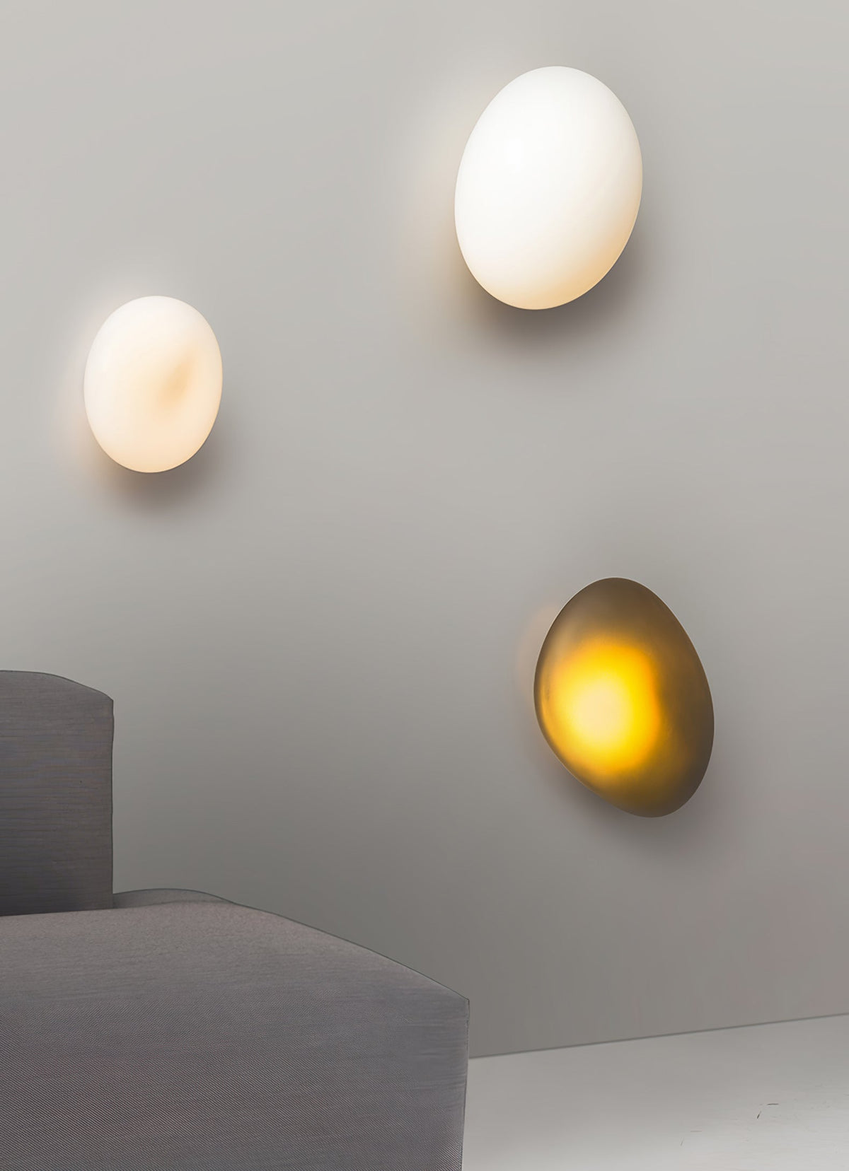 Eirinina wandlamp met bolvormig glas