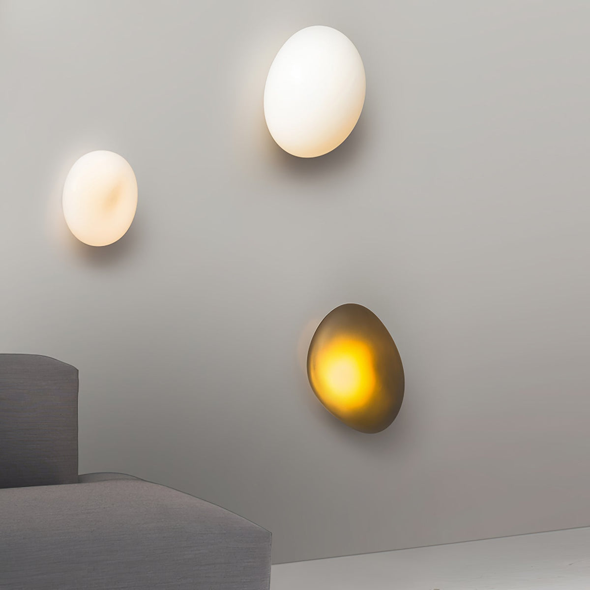 Eirinina wandlamp met bolvormig glas