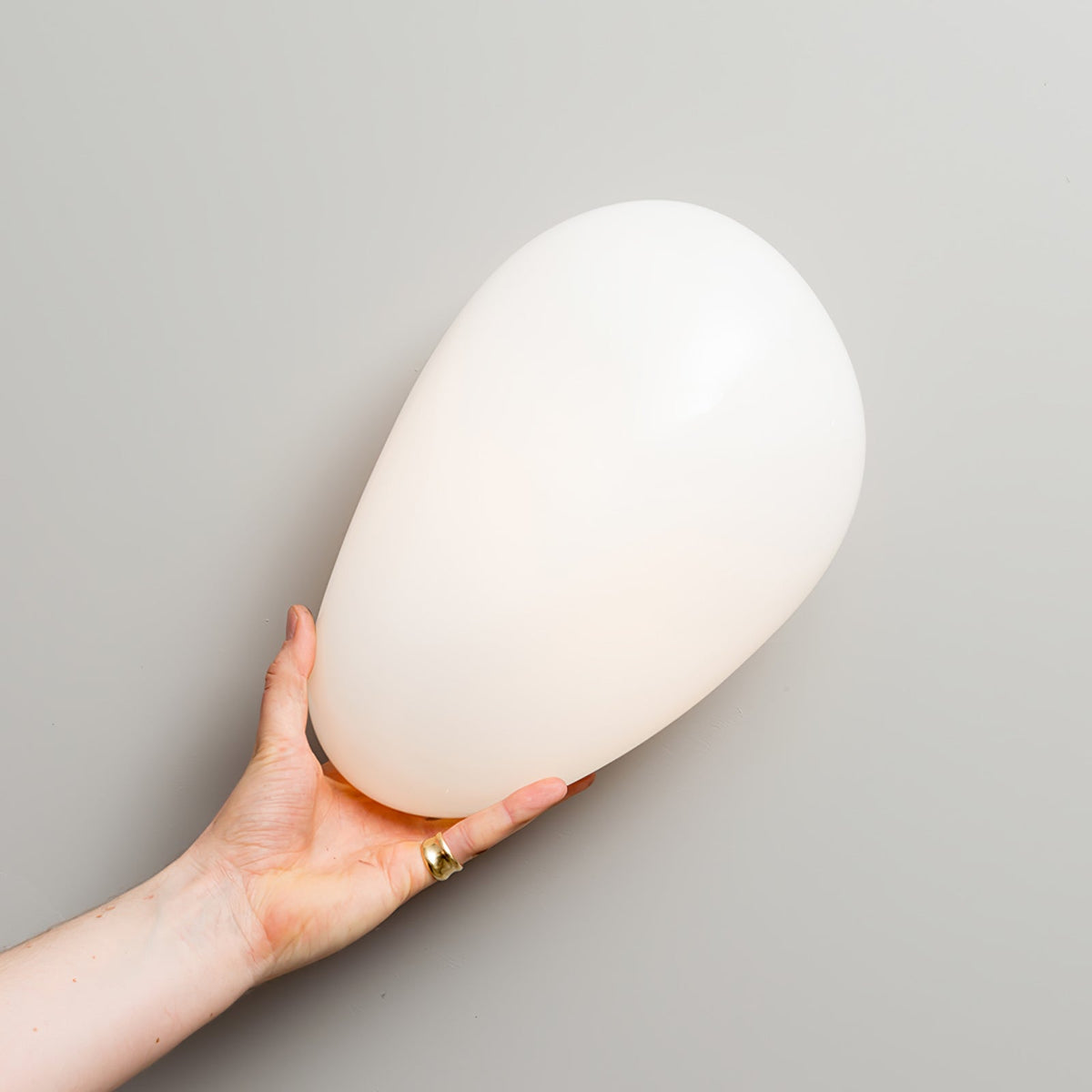 Eirinina wandlamp met bolvormig glas