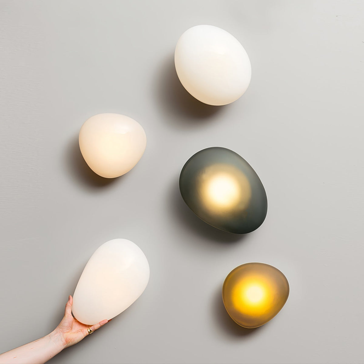 Eirinina wandlamp met bolvormig glas