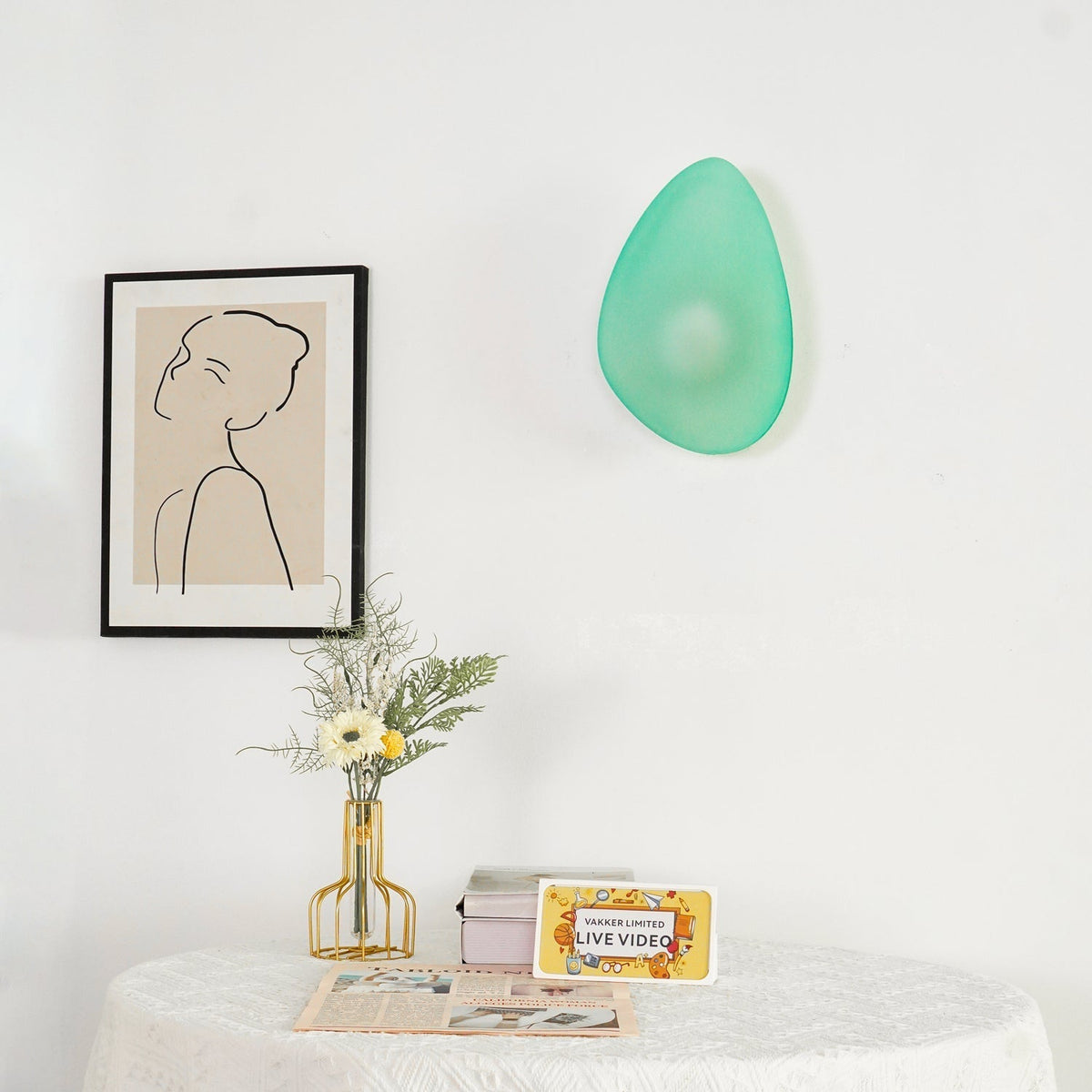 Eirinina wandlamp met bolvormig glas