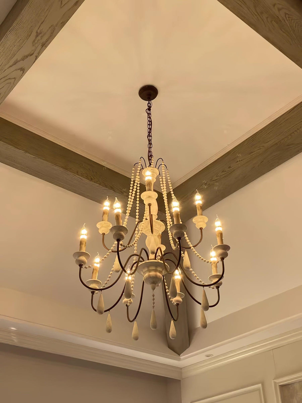 Liorerian Kroonluchter met kaarsvormige lampen, kronkelende armen en houten kralen