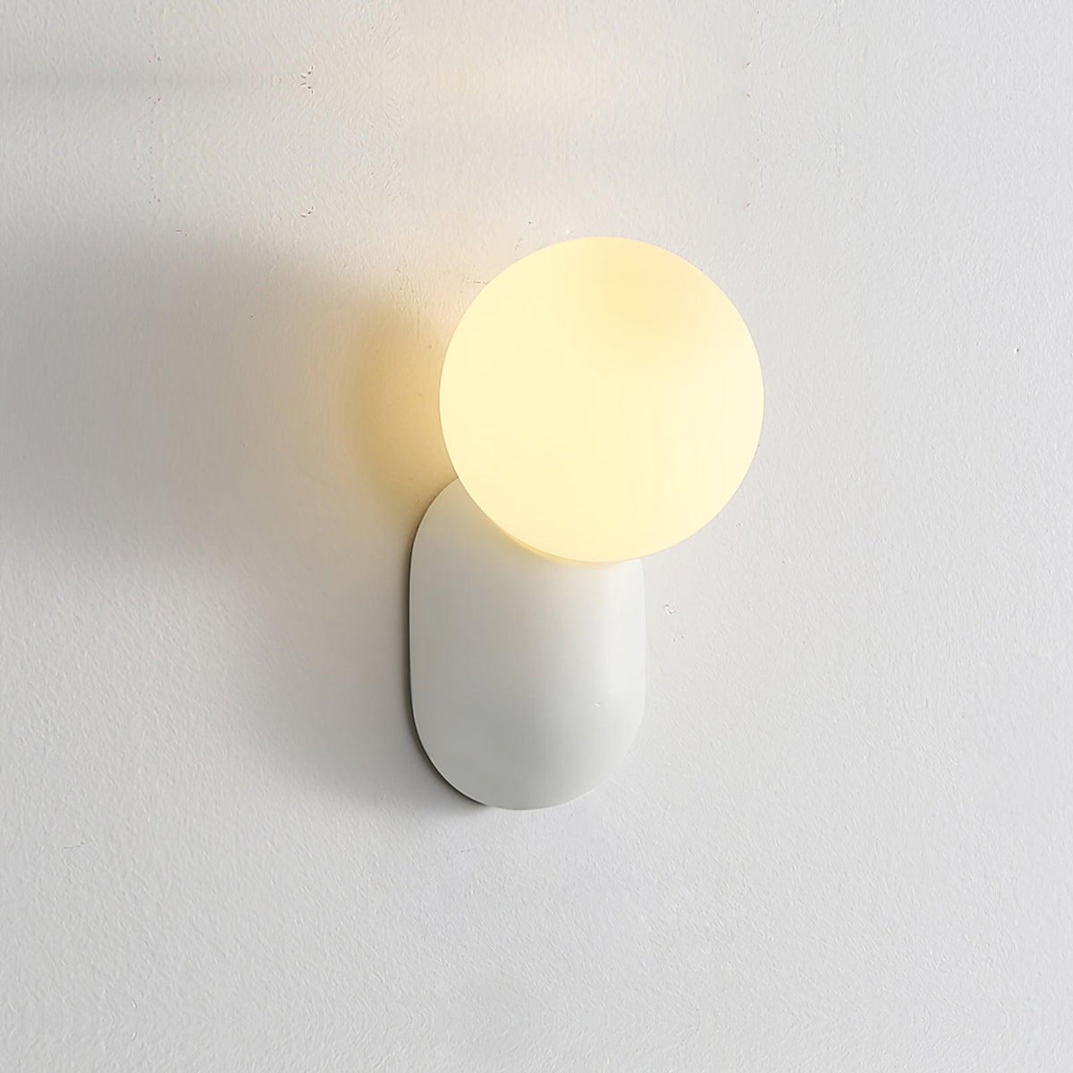 Nelo Minimalistische wandlamp met bolvormige kap