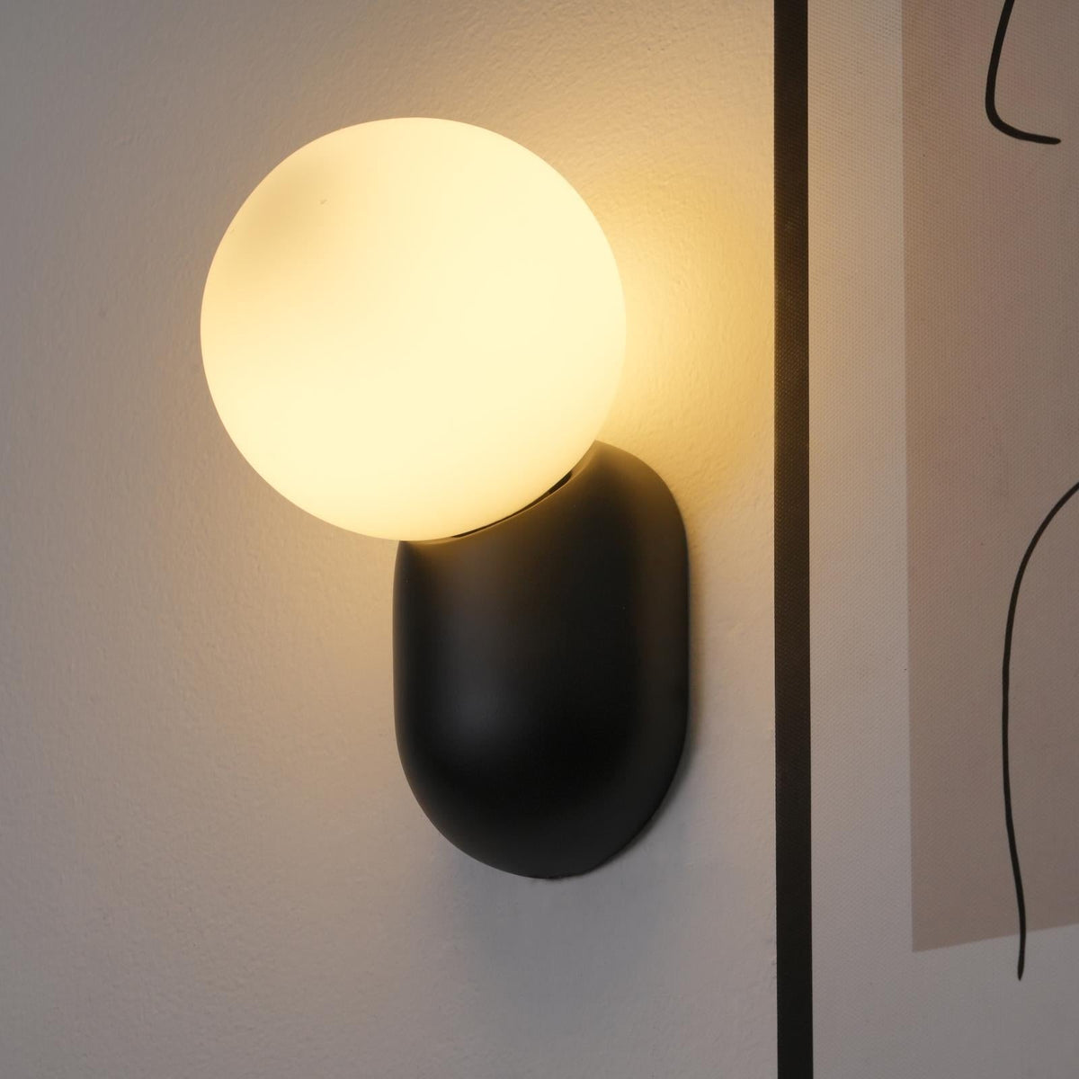 Nelo Minimalistische wandlamp met bolvormige kap