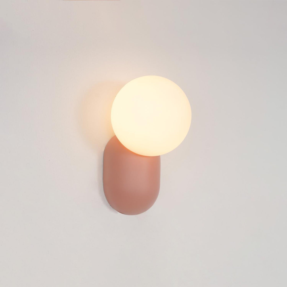 Nelo Minimalistische wandlamp met bolvormige kap