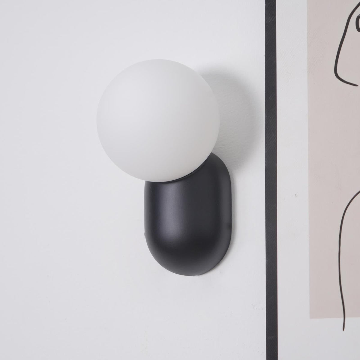 Nelo Minimalistische wandlamp met bolvormige kap