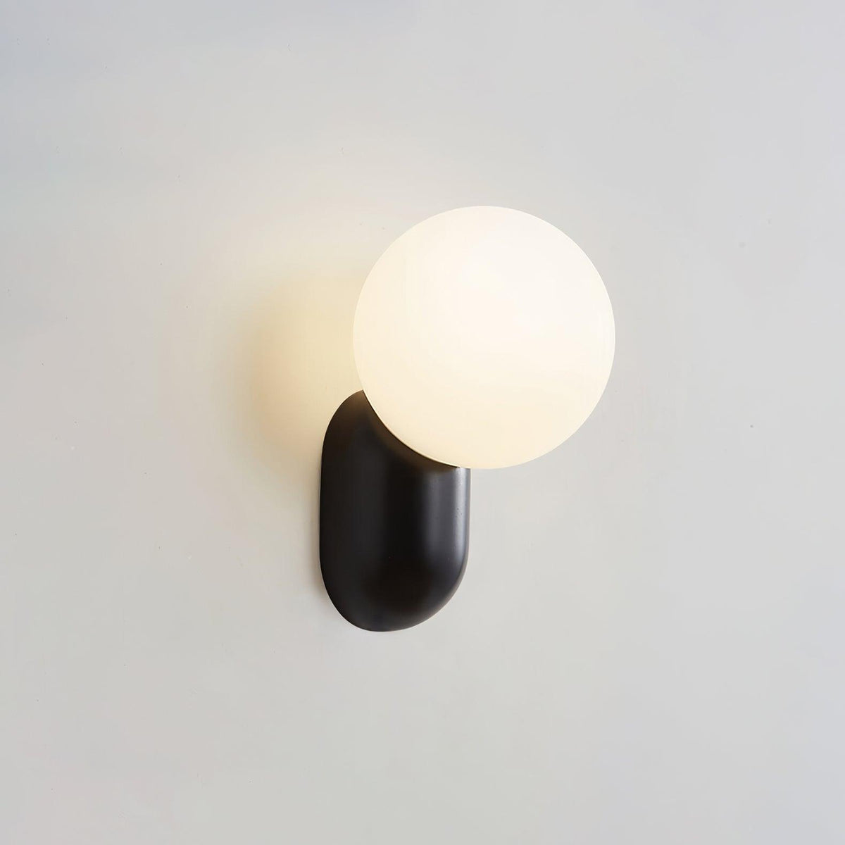 Nelo Minimalistische wandlamp met bolvormige kap