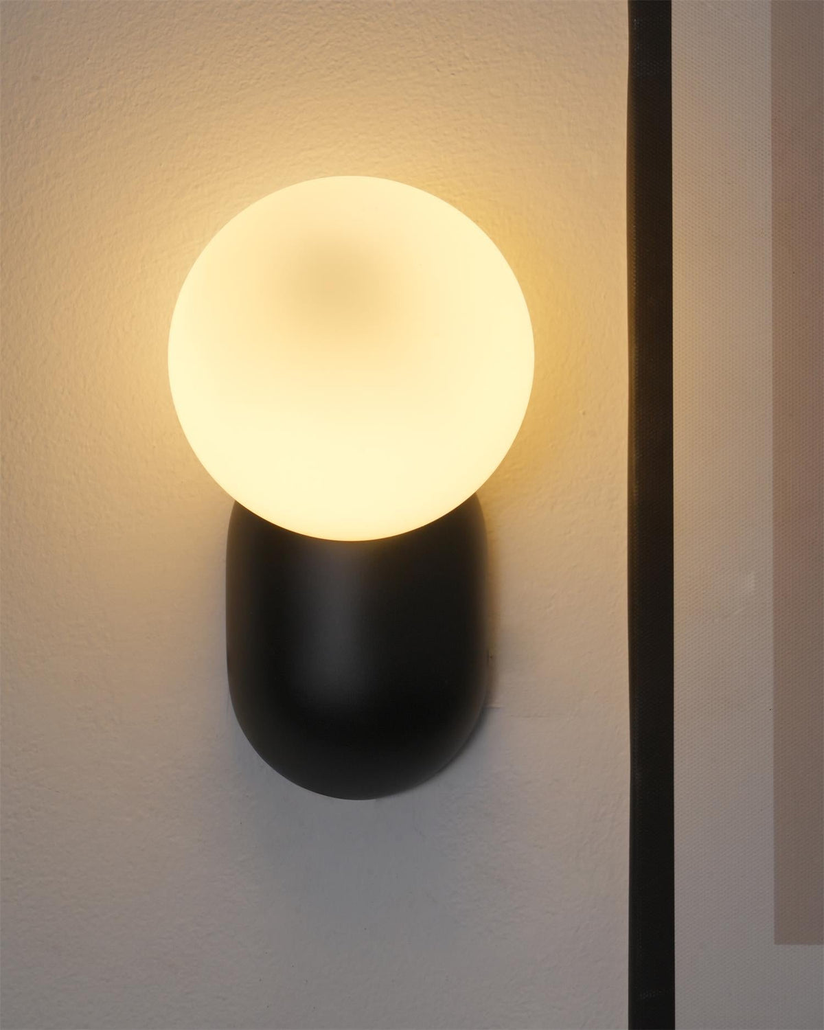 Nelo Minimalistische wandlamp met bolvormige kap