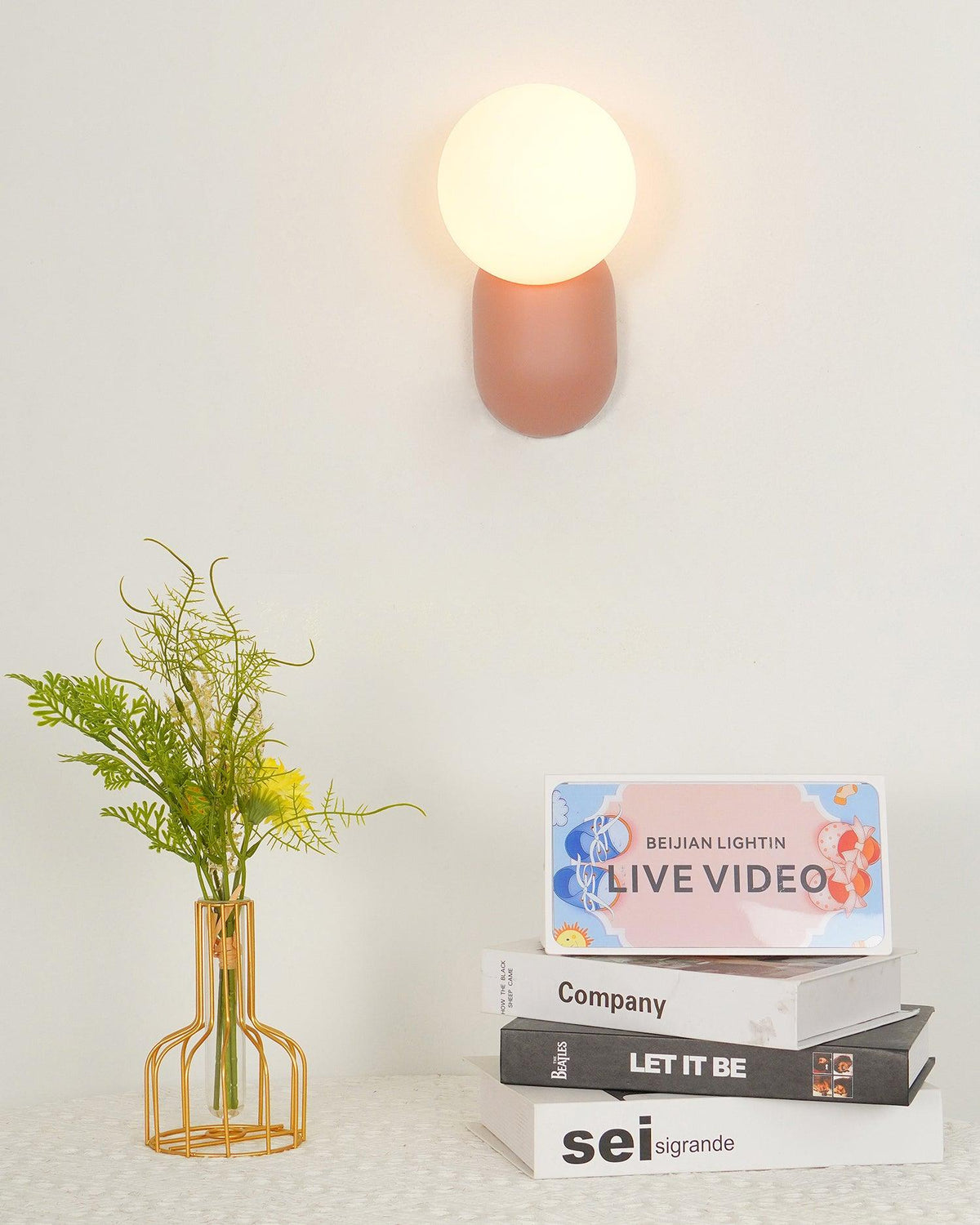 Nelo Minimalistische wandlamp met bolvormige kap