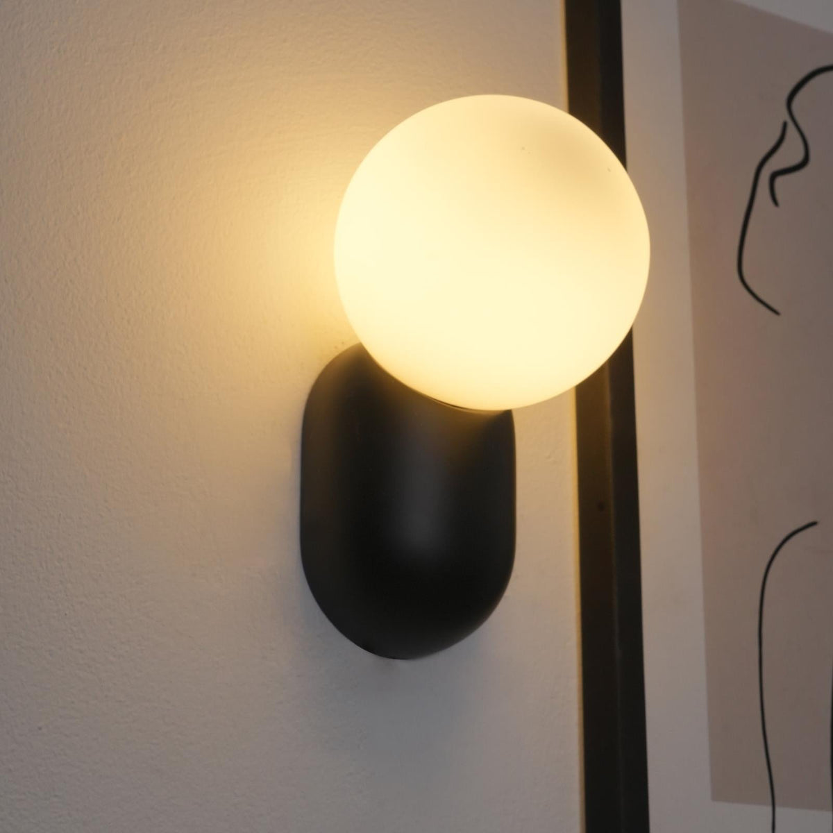 Nelo Minimalistische wandlamp met bolvormige kap