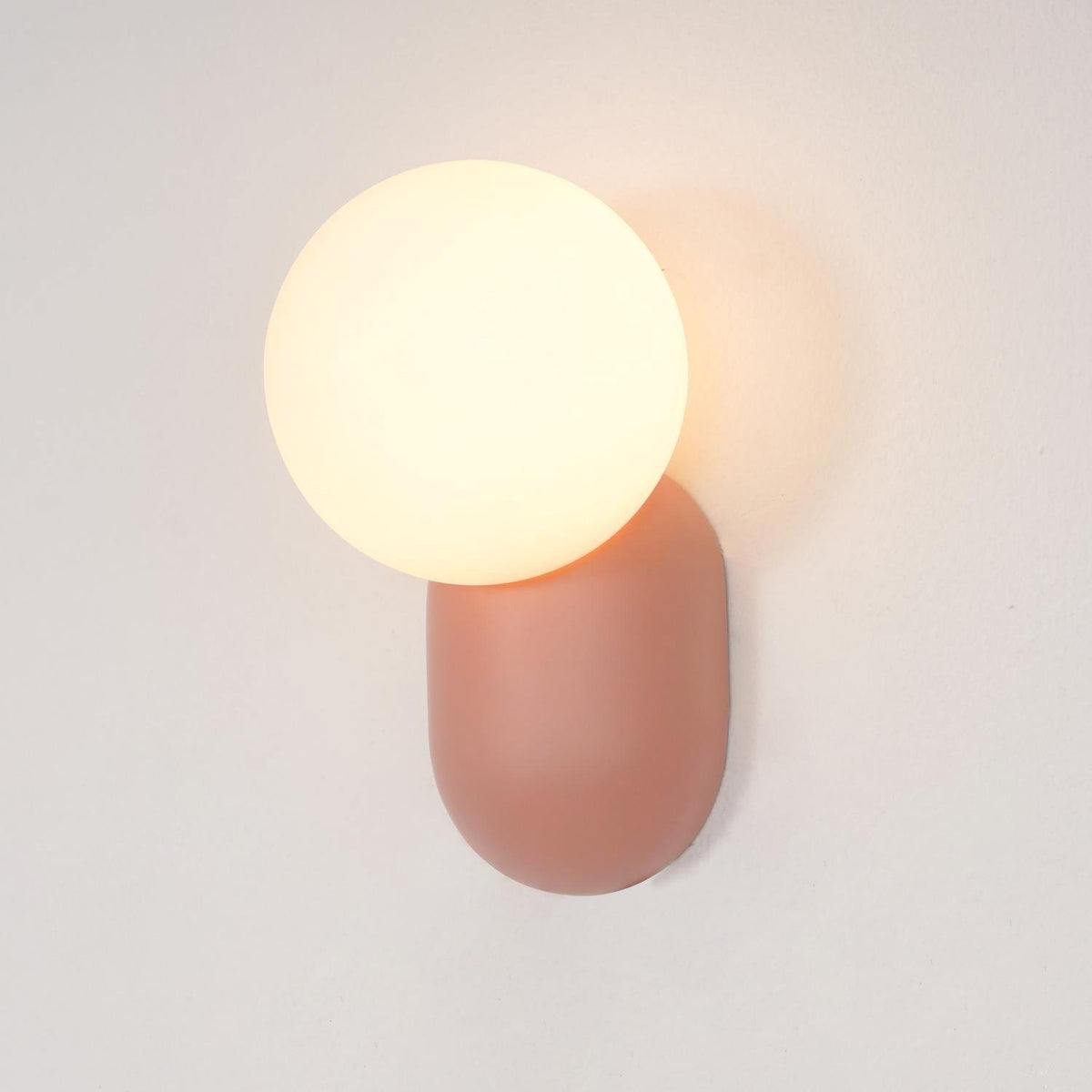 Nelo Minimalistische wandlamp met bolvormige kap