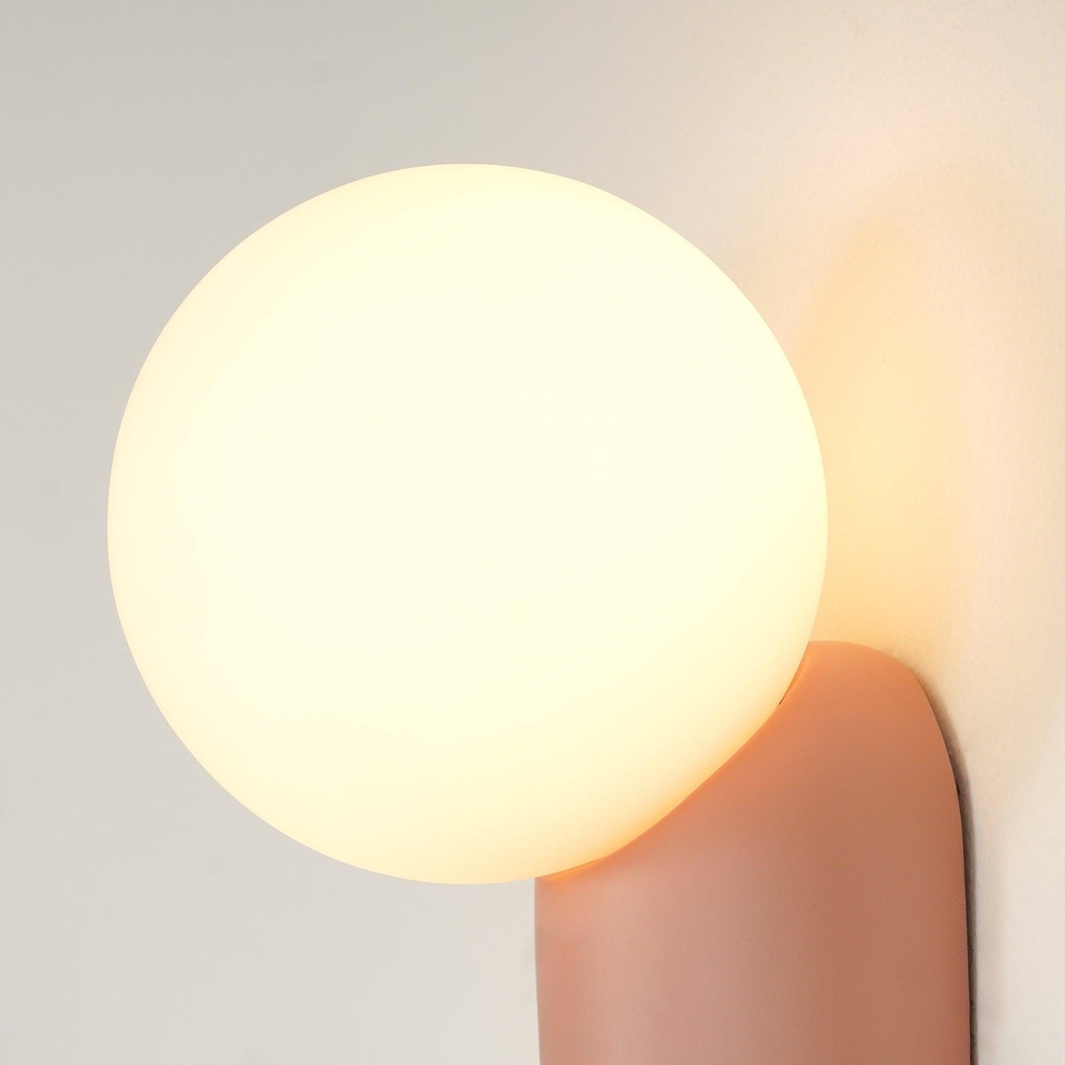 Nelo Minimalistische wandlamp met bolvormige kap