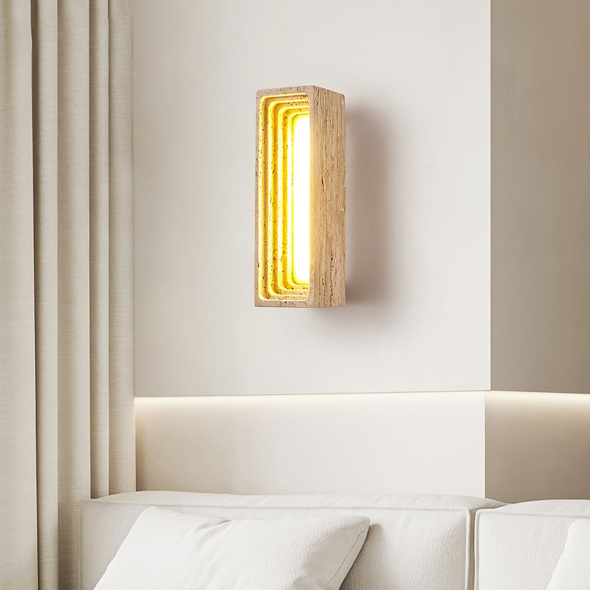 Atheila wandlamp in Geel travertin