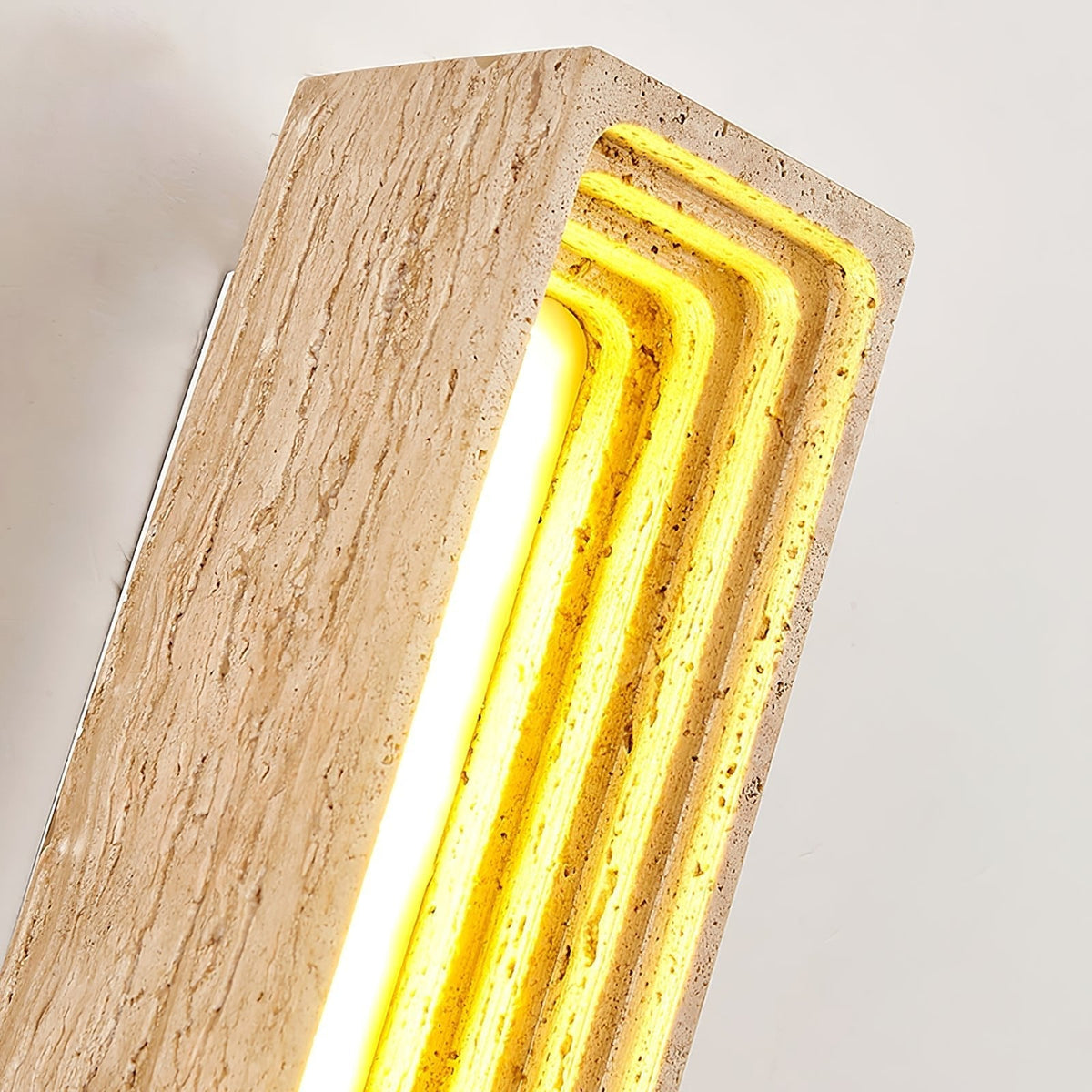 Atheila wandlamp in Geel travertin