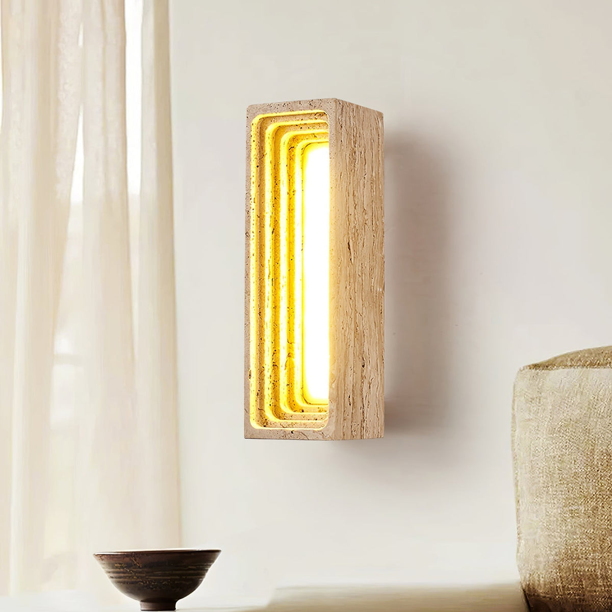 Atheila wandlamp in Geel travertin
