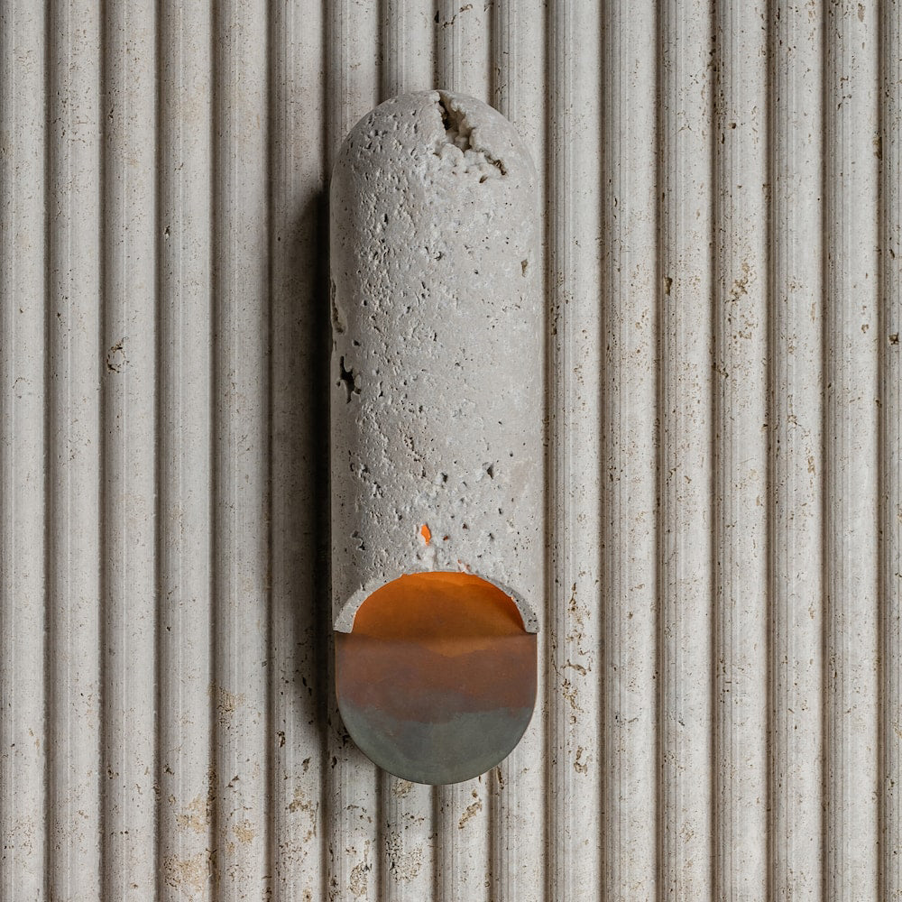 Capsulevormige wandlamp van geel travertin, marmer en messing