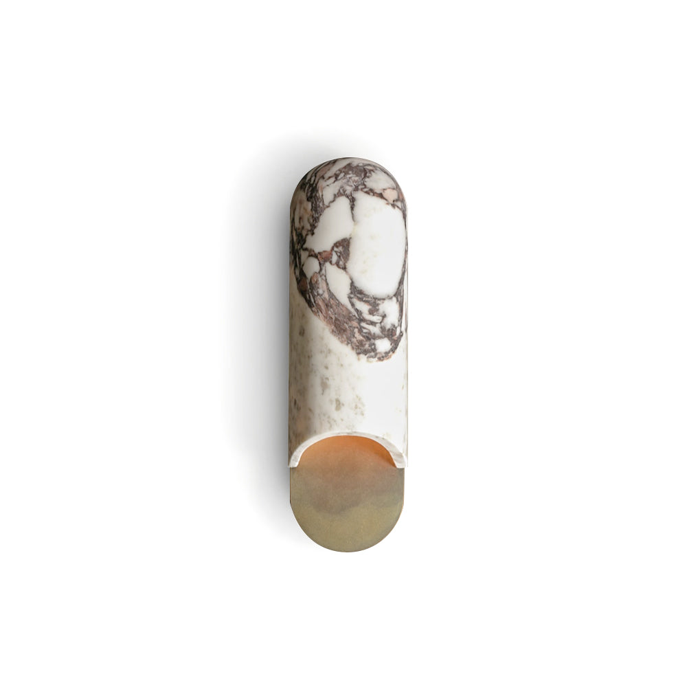 Capsulevormige wandlamp van geel travertin, marmer en messing