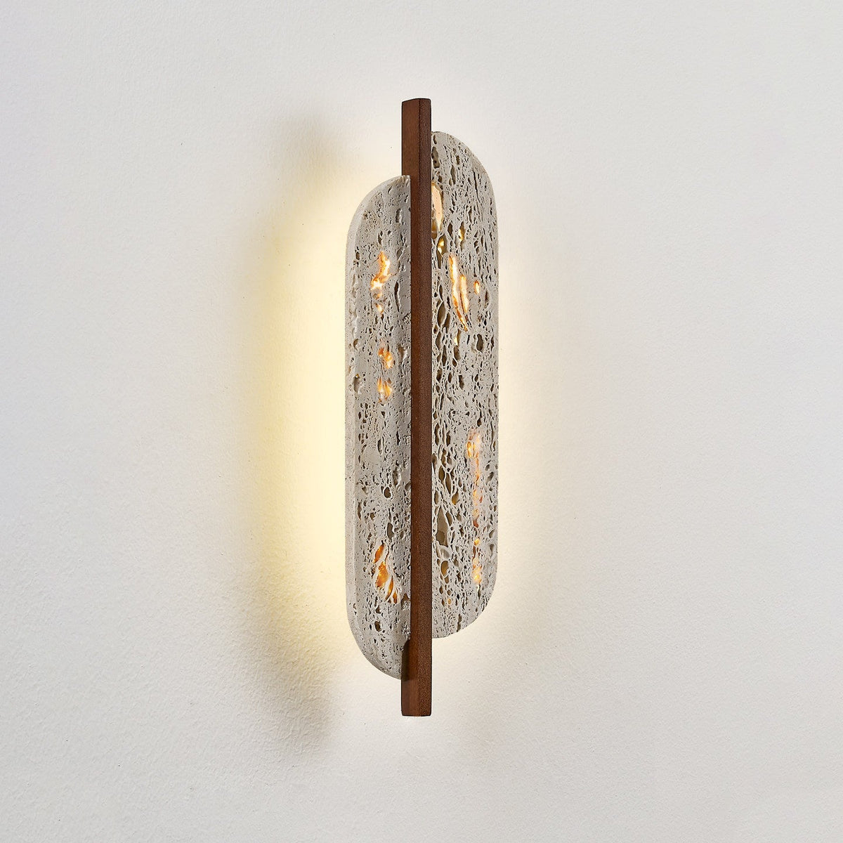 Serinaine wandlamp met geel travertin en walnoot