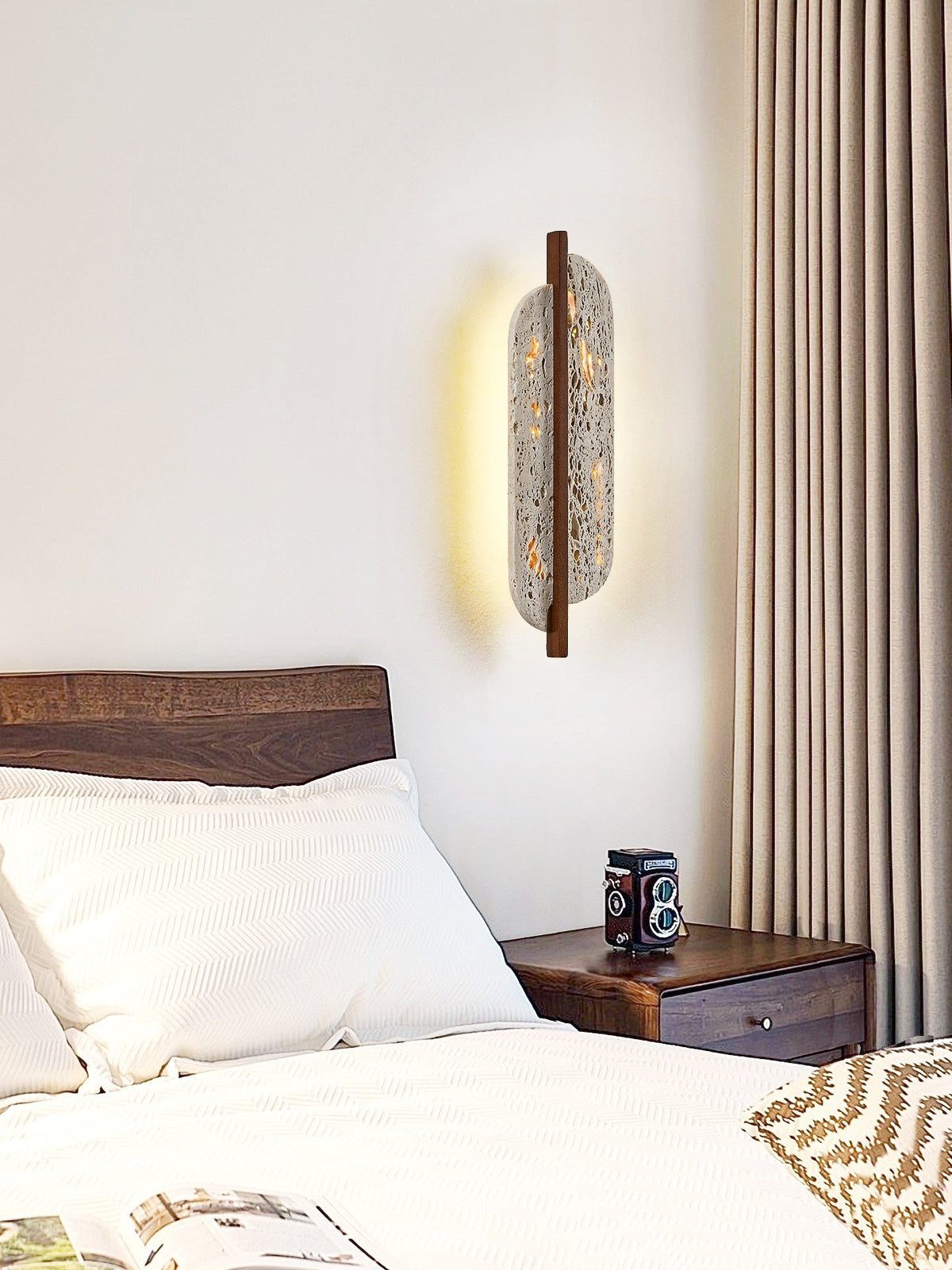 Serinaine wandlamp met geel travertin en walnoot