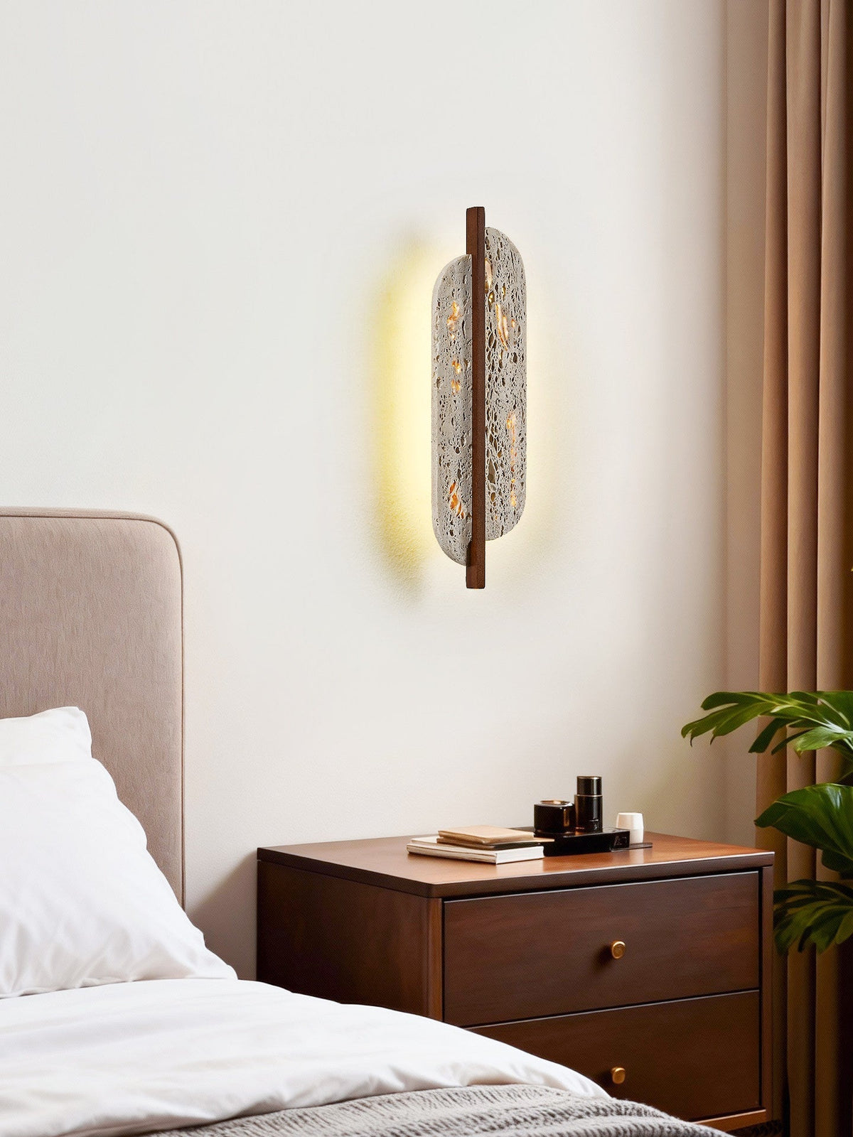 Serinaine wandlamp met geel travertin en walnoot