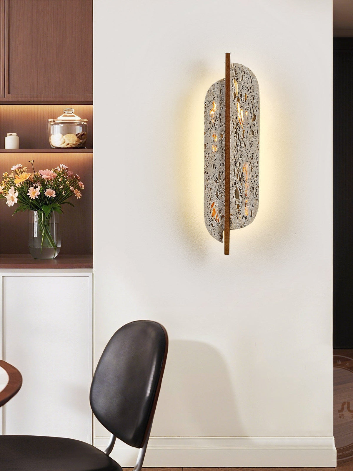 Serinaine wandlamp met geel travertin en walnoot