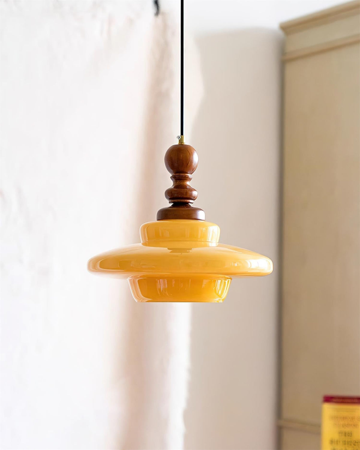 Hanglamp geel glas met walnoothout accent retro
