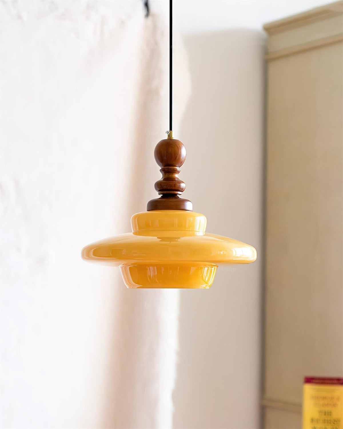 Hanglamp geel glas met walnoothout accent retro