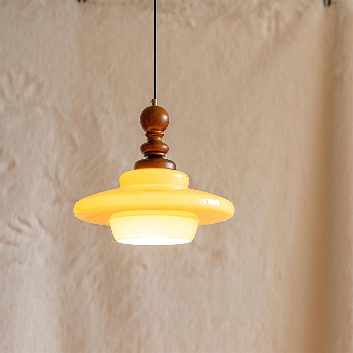 Hanglamp geel glas met walnoothout accent retro