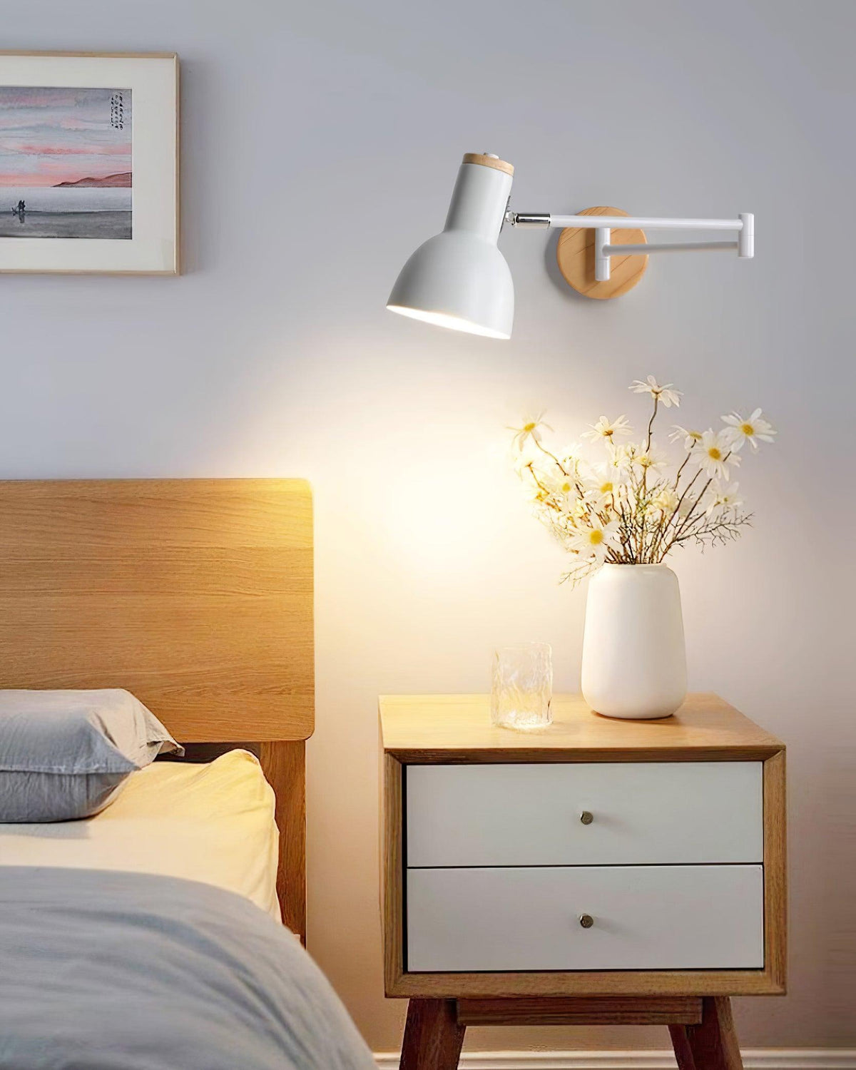 Moderne wandlamp met verstelbare arm, conische kap en houten basis voor de studie