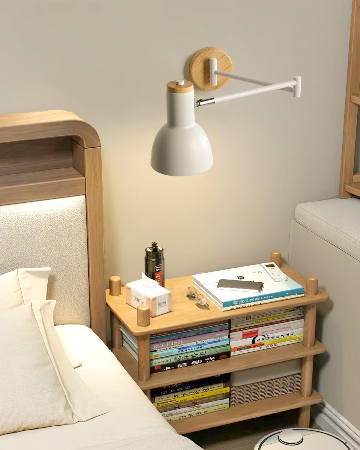 Moderne wandlamp met verstelbare arm, conische kap en houten basis voor de studie