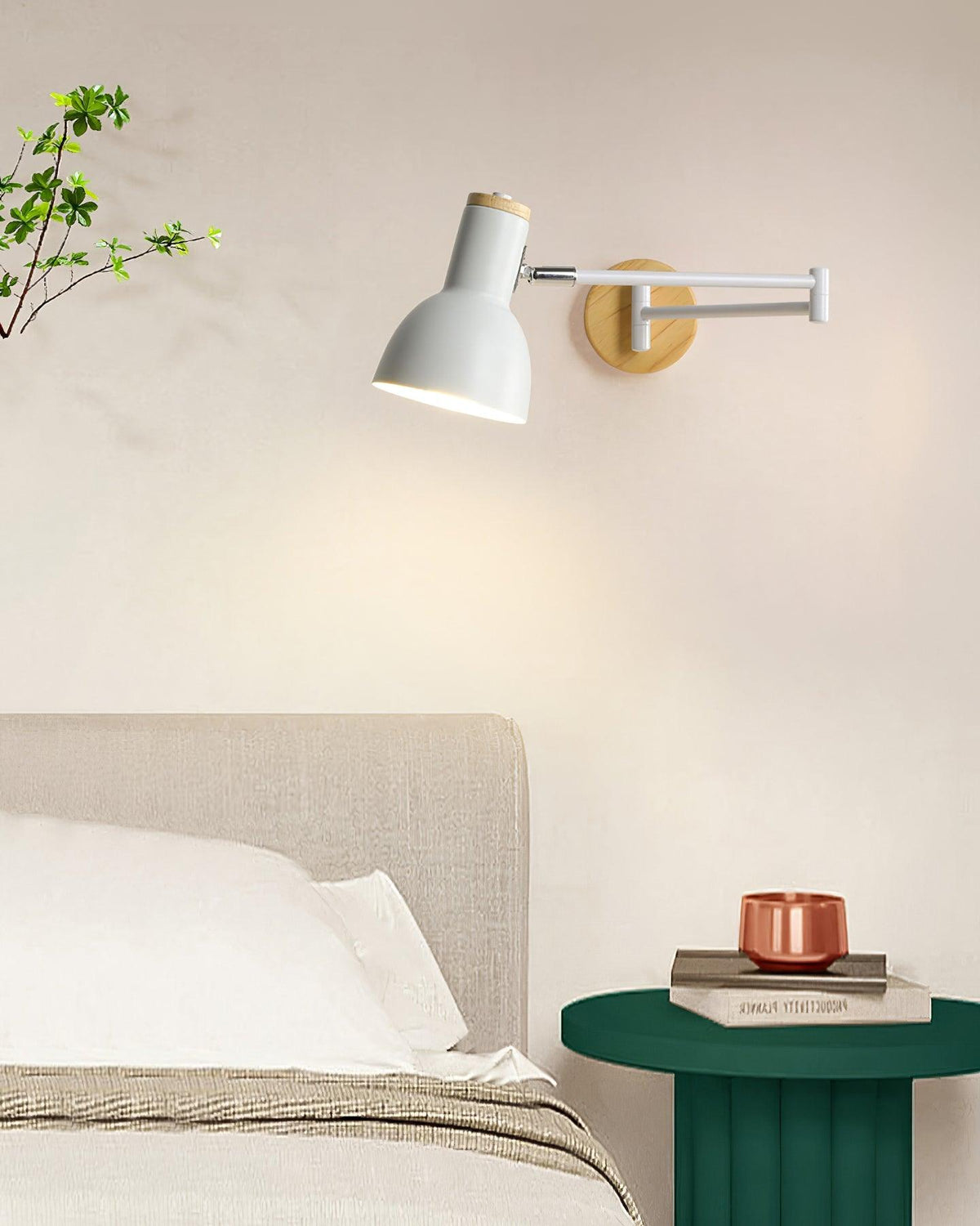 Moderne wandlamp met verstelbare arm, conische kap en houten basis voor de studie