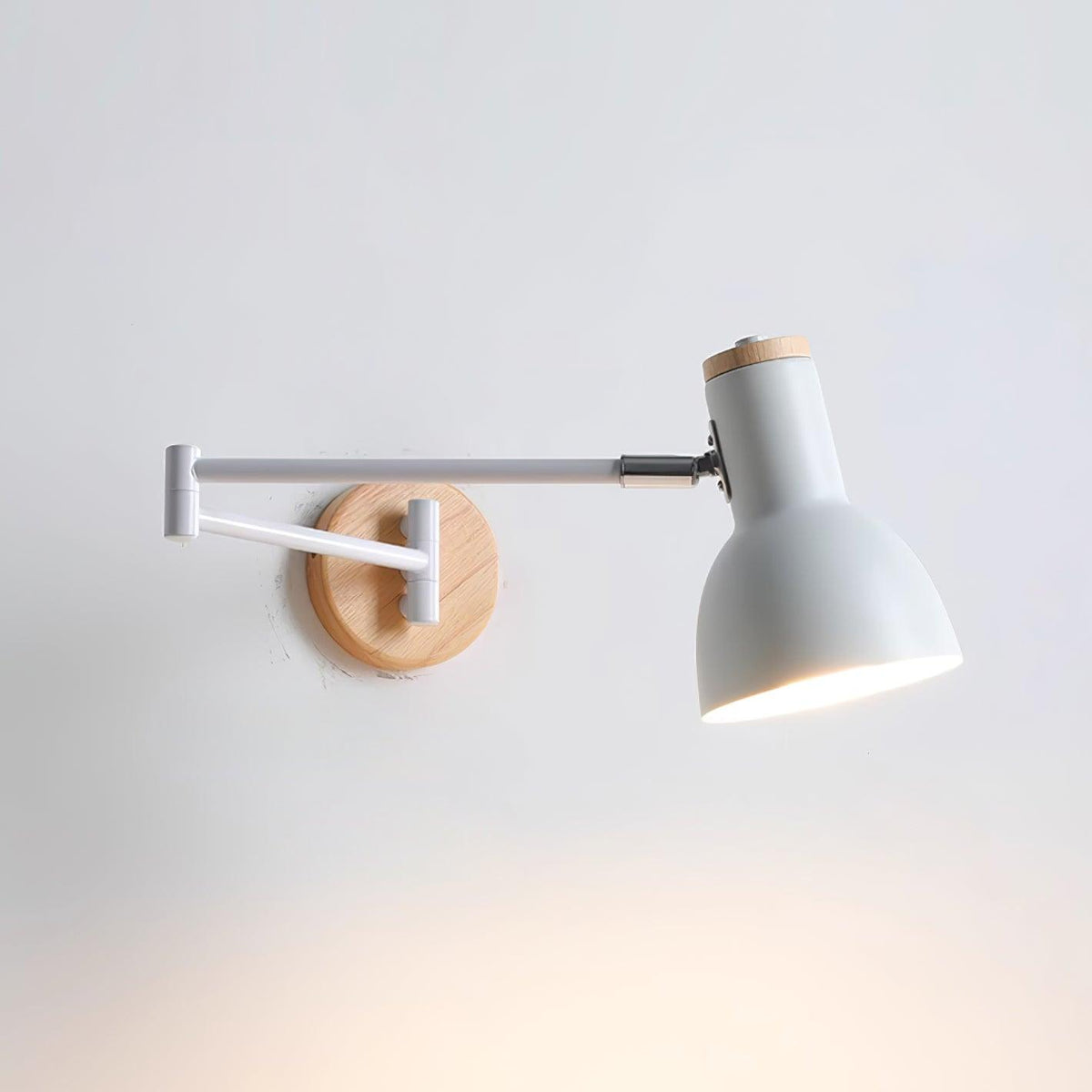 Moderne wandlamp met verstelbare arm, conische kap en houten basis voor de studie