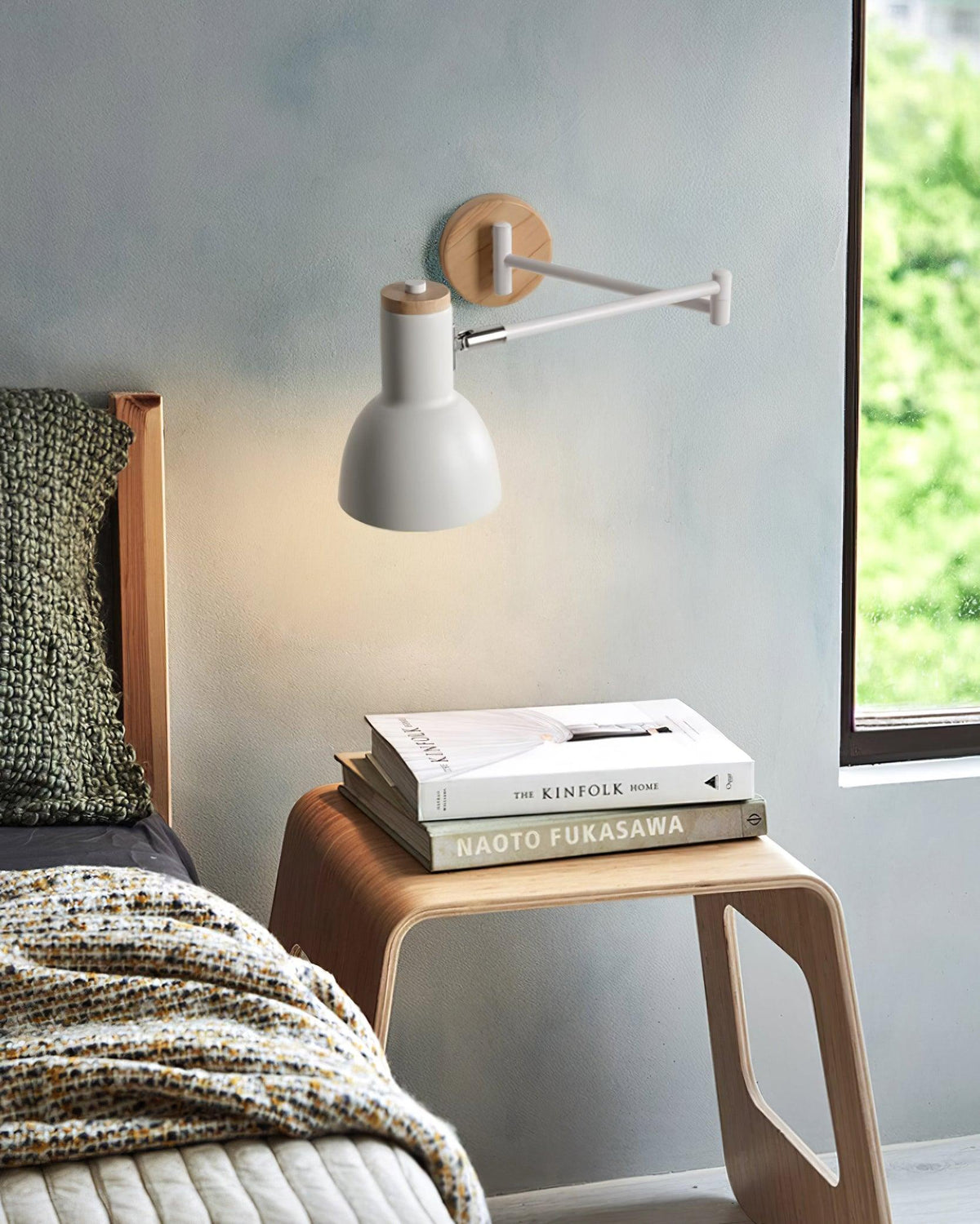 Moderne wandlamp met verstelbare arm, conische kap en houten basis voor de studie