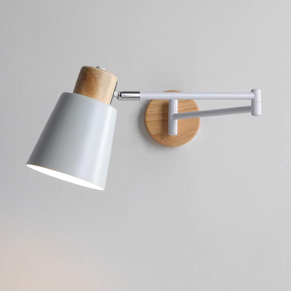Moderne wandlamp met verstelbare arm, conische kap en houten basis voor de studie