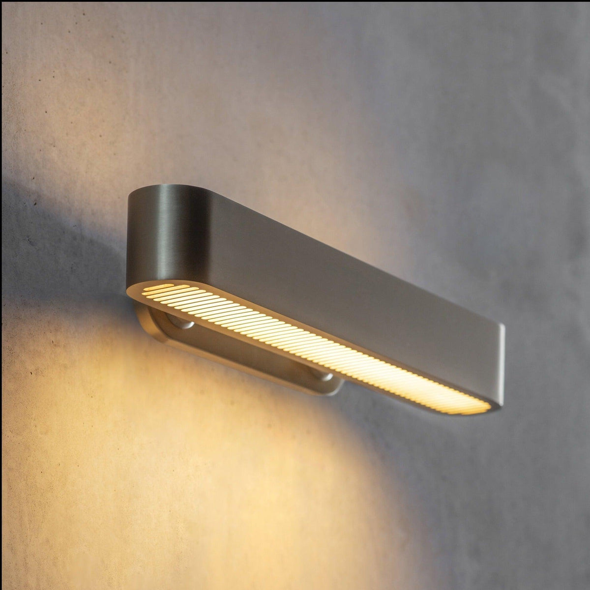 Oriararia messing wandlamp met sleuvenrooster
