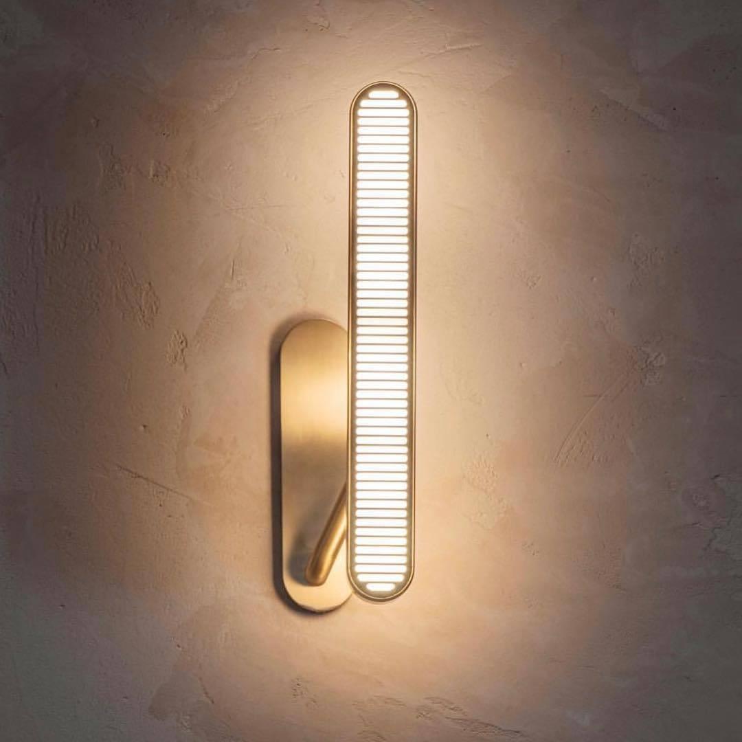 Oriararia messing wandlamp met sleuvenrooster