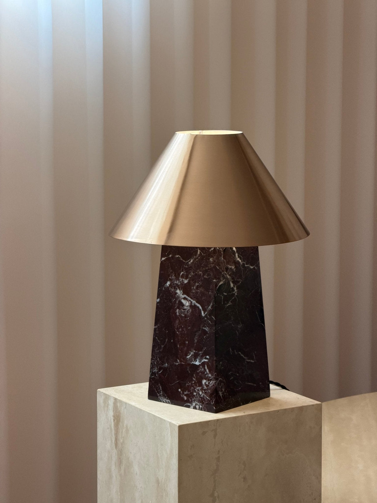 Conic tafellamp van Rood Marmer en Goud