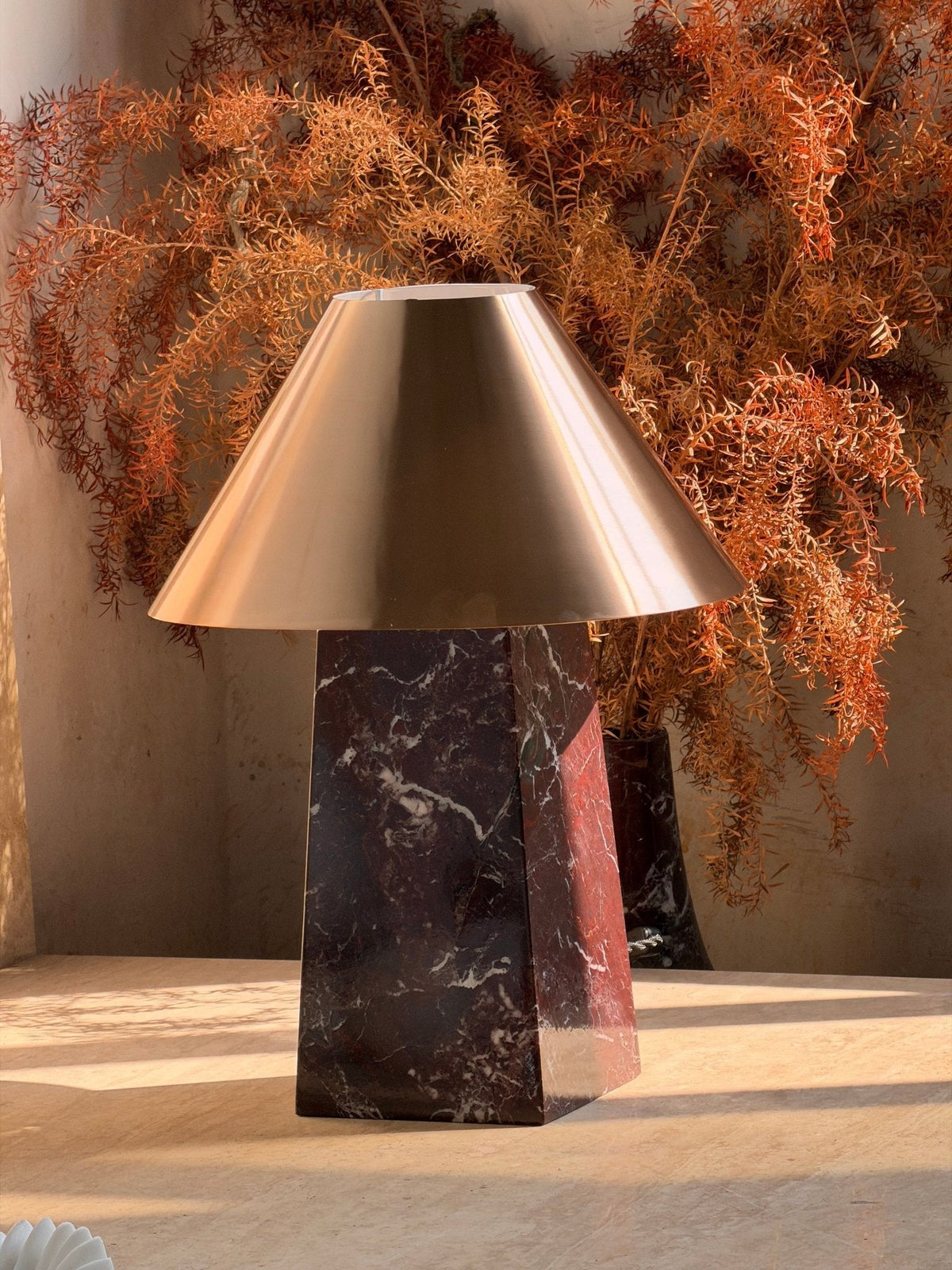 Conic tafellamp van Rood Marmer en Goud