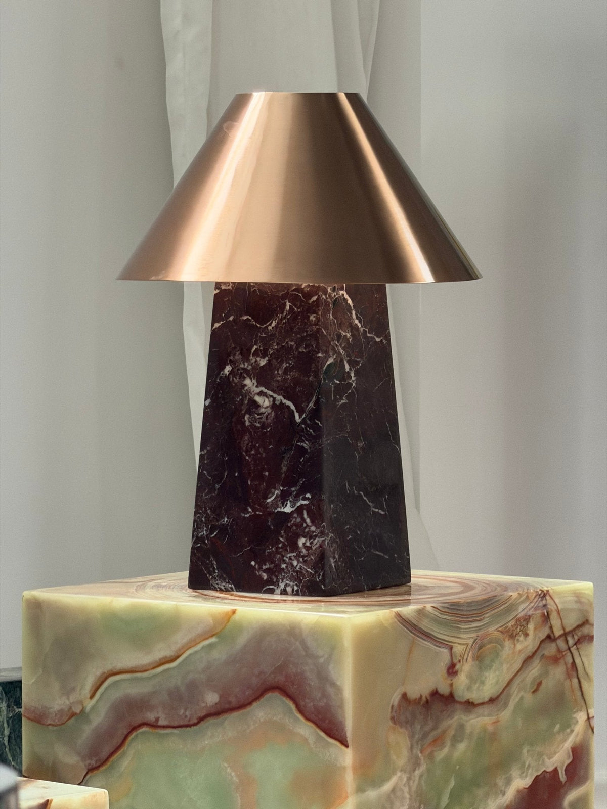 Conic tafellamp van Rood Marmer en Goud