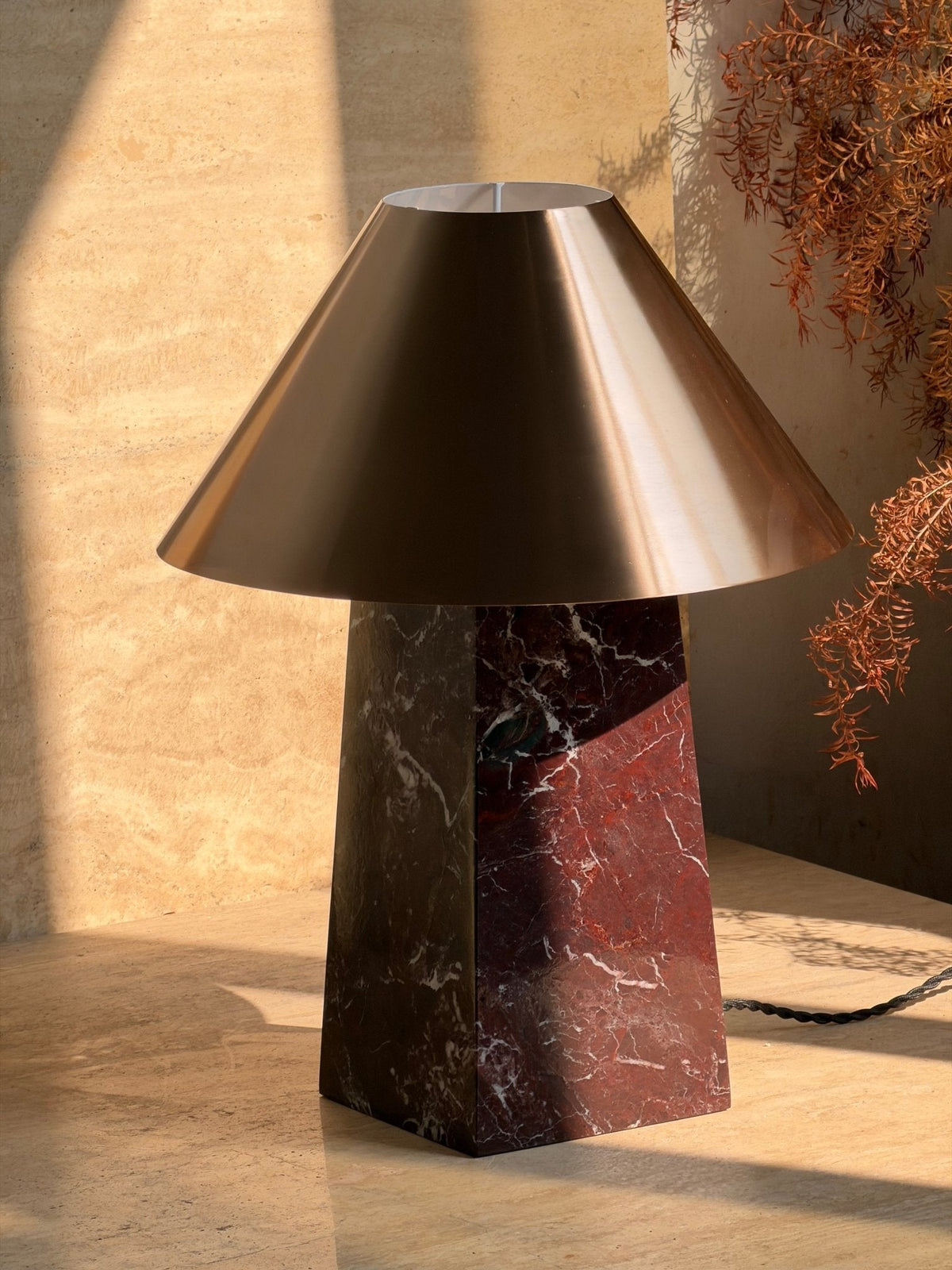Conic tafellamp van Rood Marmer en Goud