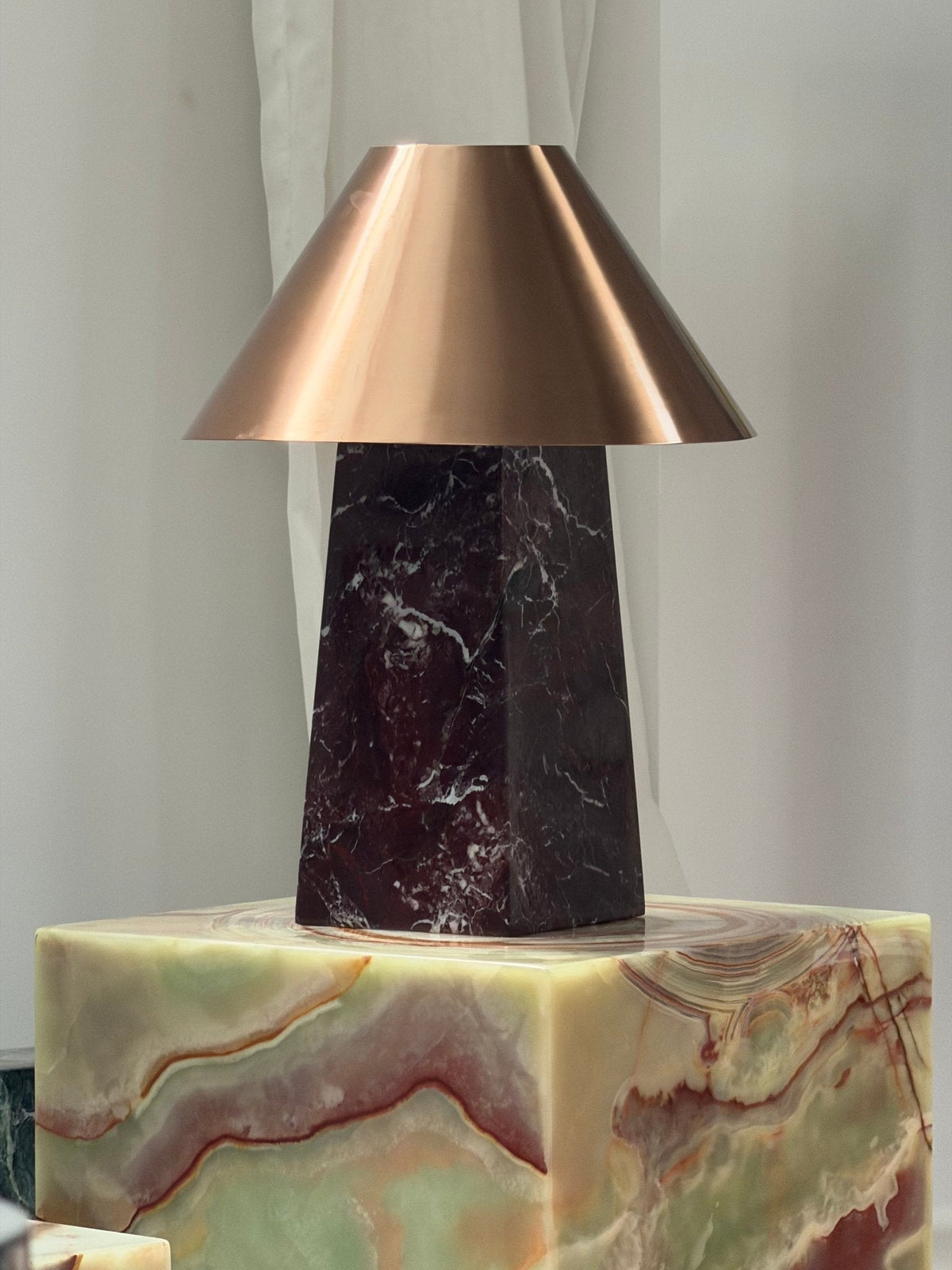 Conic tafellamp van Rood Marmer en Goud